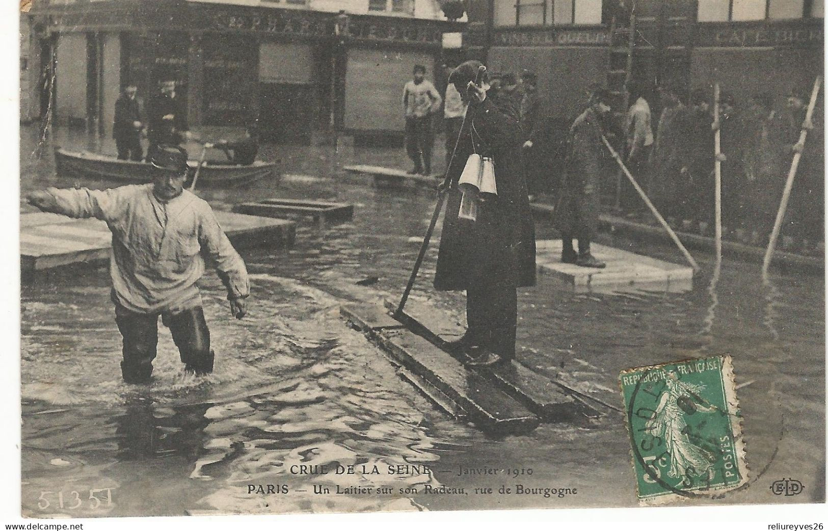 CPA,Th Inond.N°51351 ,Paris ,La Grande Crue De La Seine Janv. 1910 ,Un Laitier Sur Son Radeau , Rue De Bourgogne .Ed.ND; - Inondations