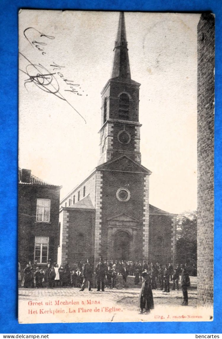 Mechelen Aan Maas 1902: Het Kerkplein. La Place De L'Eglise Très Animée - Maasmechelen