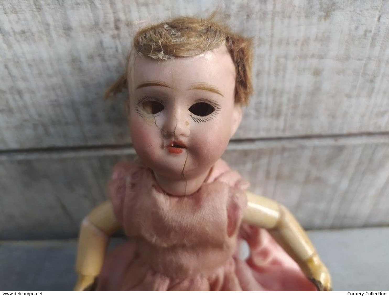 Ancienne Petite Poupée Tête Porcelaine Et Corps Carton Bouilli A Restaurer - Dolls