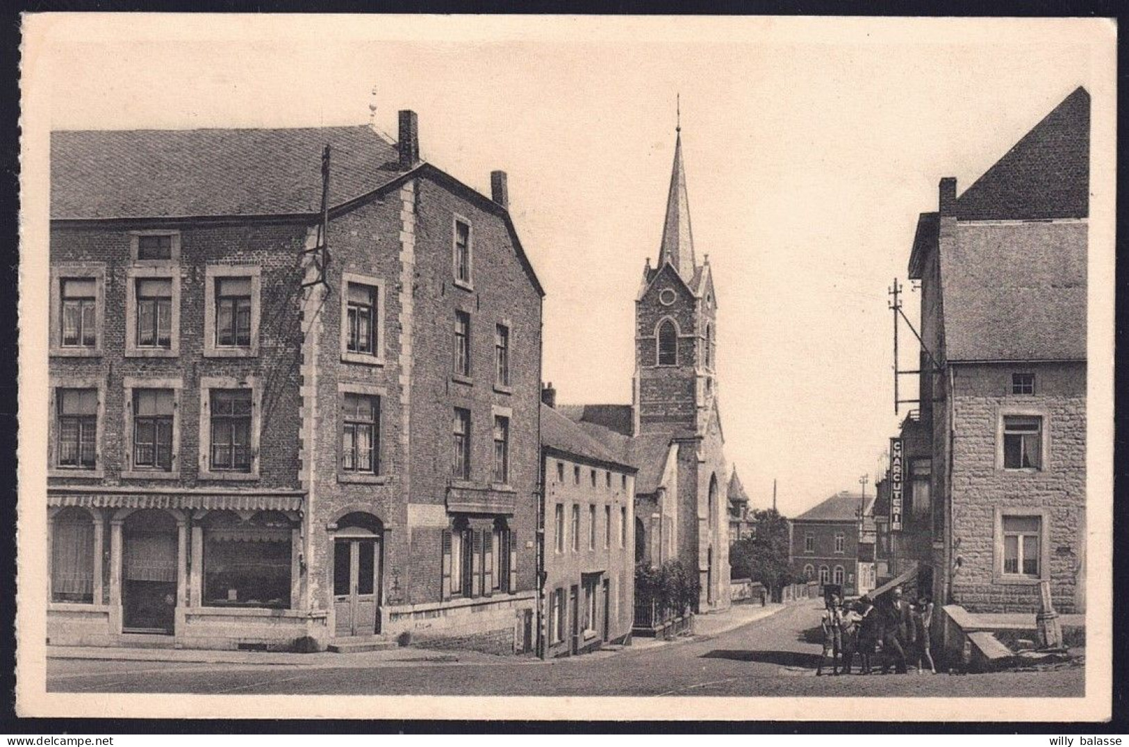 +++ CPA - BEAURAING - Rue De L'Eglise ( Vers L'Aubépine ) // - Beauraing