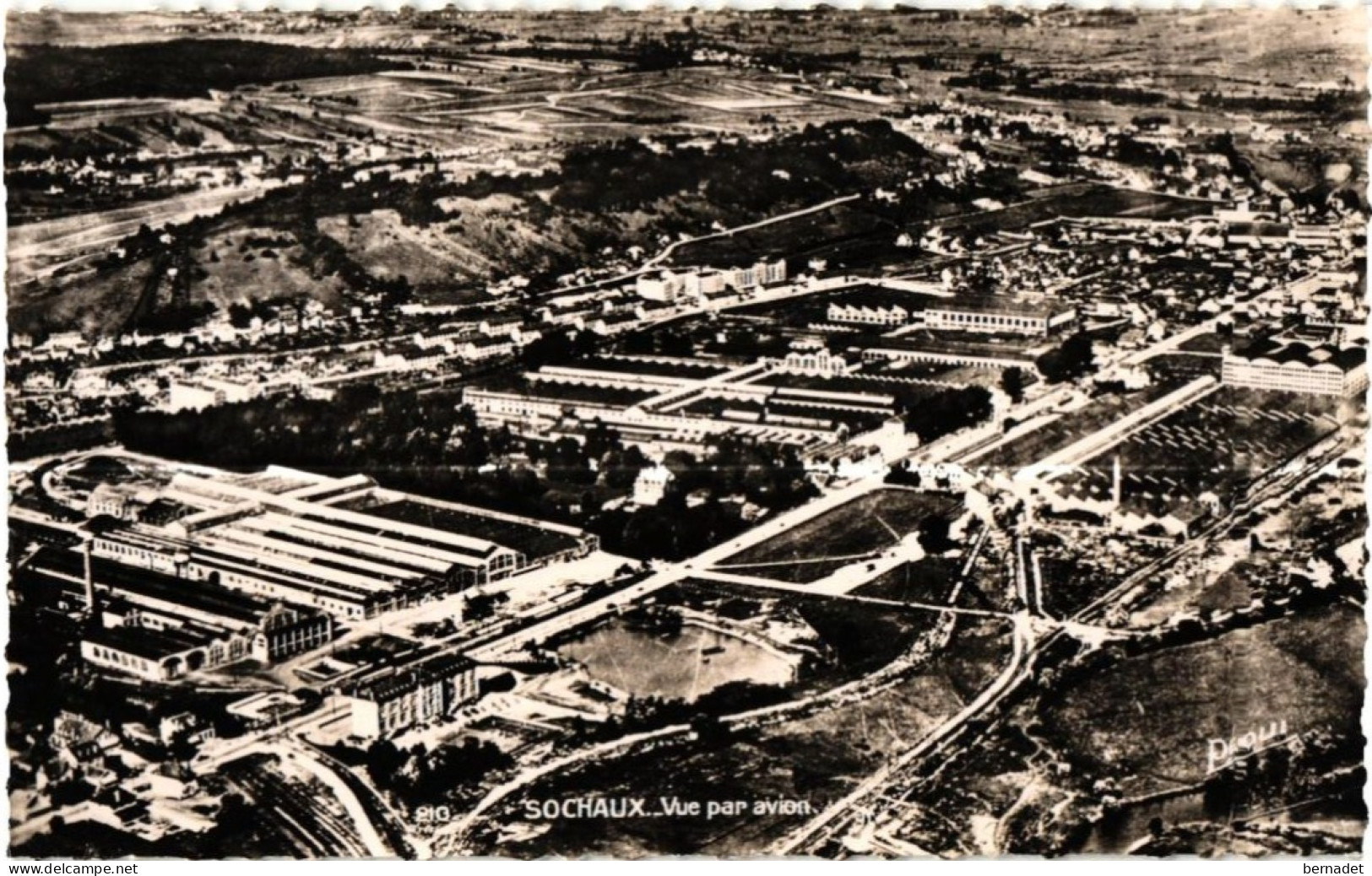 25 . SOCHAUX . VUE PAR AVION .   USINES PEUGEOT .     ( Trait Blanc Pas Sur Original ) - Sochaux