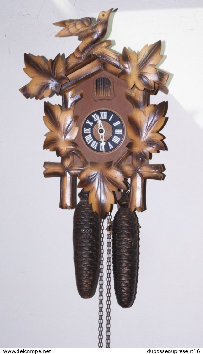 -ANCIENNE PENDULE MURALE COUCOU Germany HUBERT HERR POIDS 1,5 Kg Chacun  E - Horloges