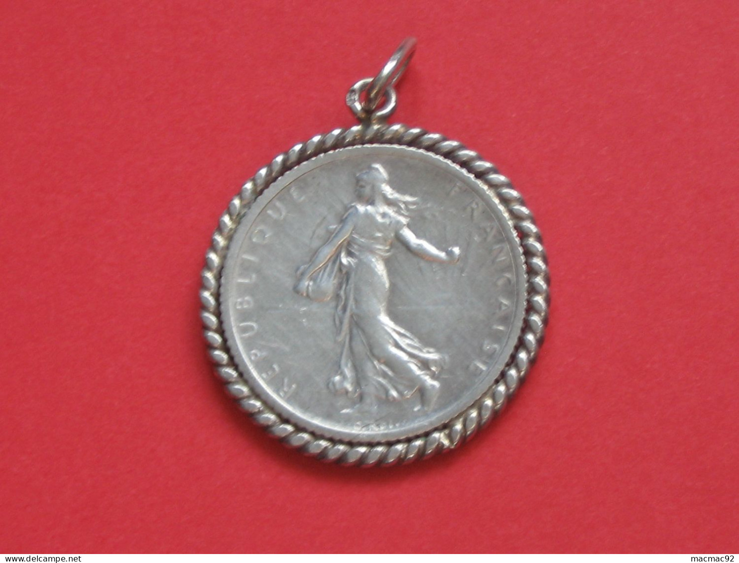 Joli Pendentif Avec Une Pièce De 1 Franc En Argent -Semeuse De 1916   ***** EN ACHAT IMMEDIAT *** - Hangers