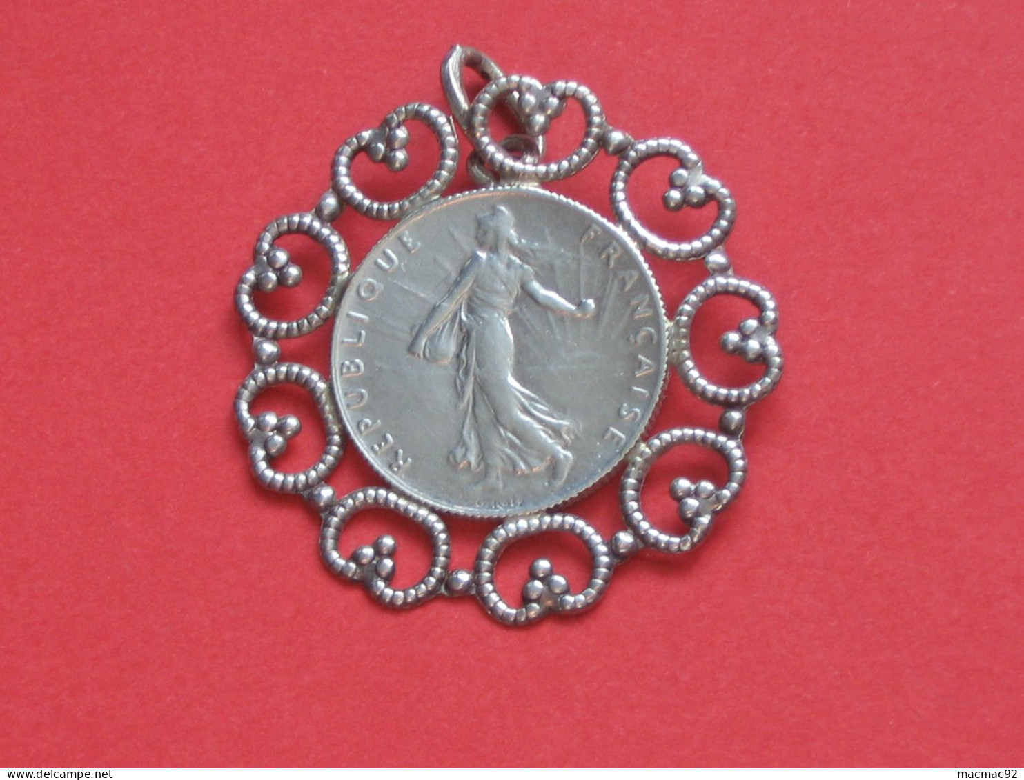 Joli Pendentif Avec Une Pièce De 50 Centimes En Argent - Semeuse De 1918   ***** EN ACHAT IMMEDIAT *** - Pendentifs