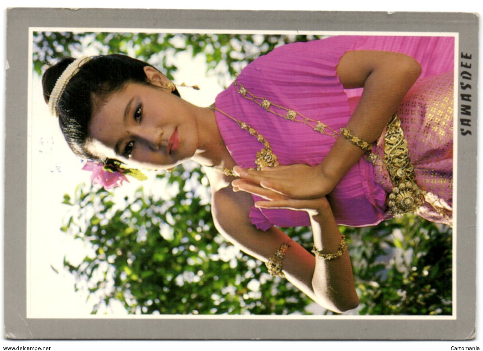 A Thai Girl In A Traditional Way Of Respect - Thaïlande