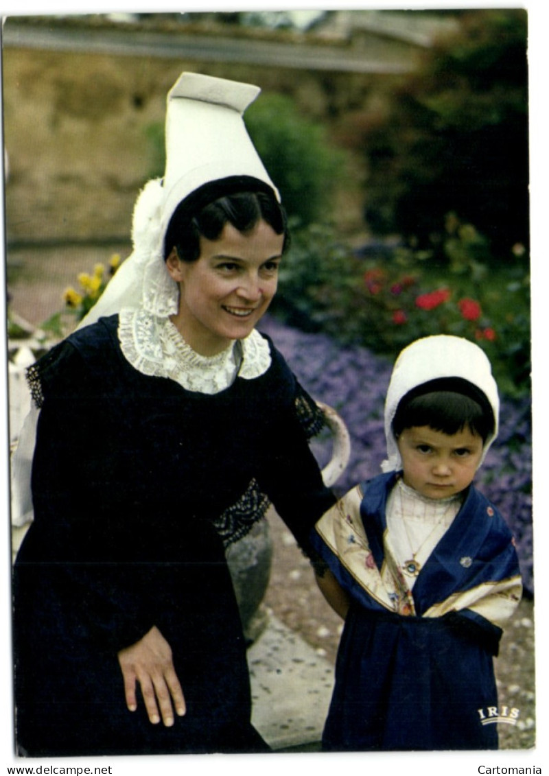 Folklore Du Poitou - La Coiffe Mothaise Et Le Bonnet Créchois - Poitou-Charentes