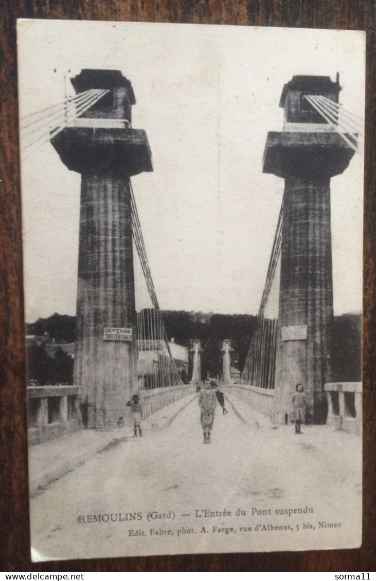 CPA REMOULINS 30 Entrée Du Pont Suspendu - Remoulins