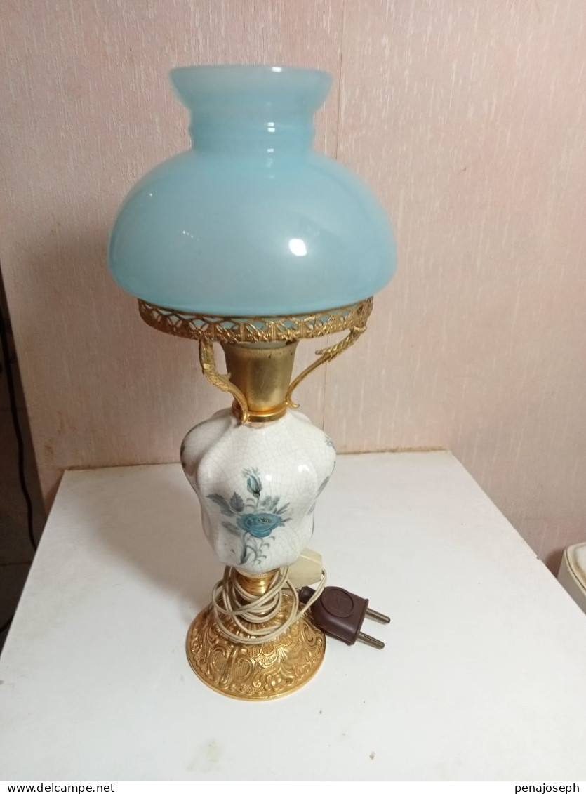 Lampe Ancienne En Porcelaine Opaline Et Bronze Doré Hauteur 30 Cm - Lámparas Y Arañas