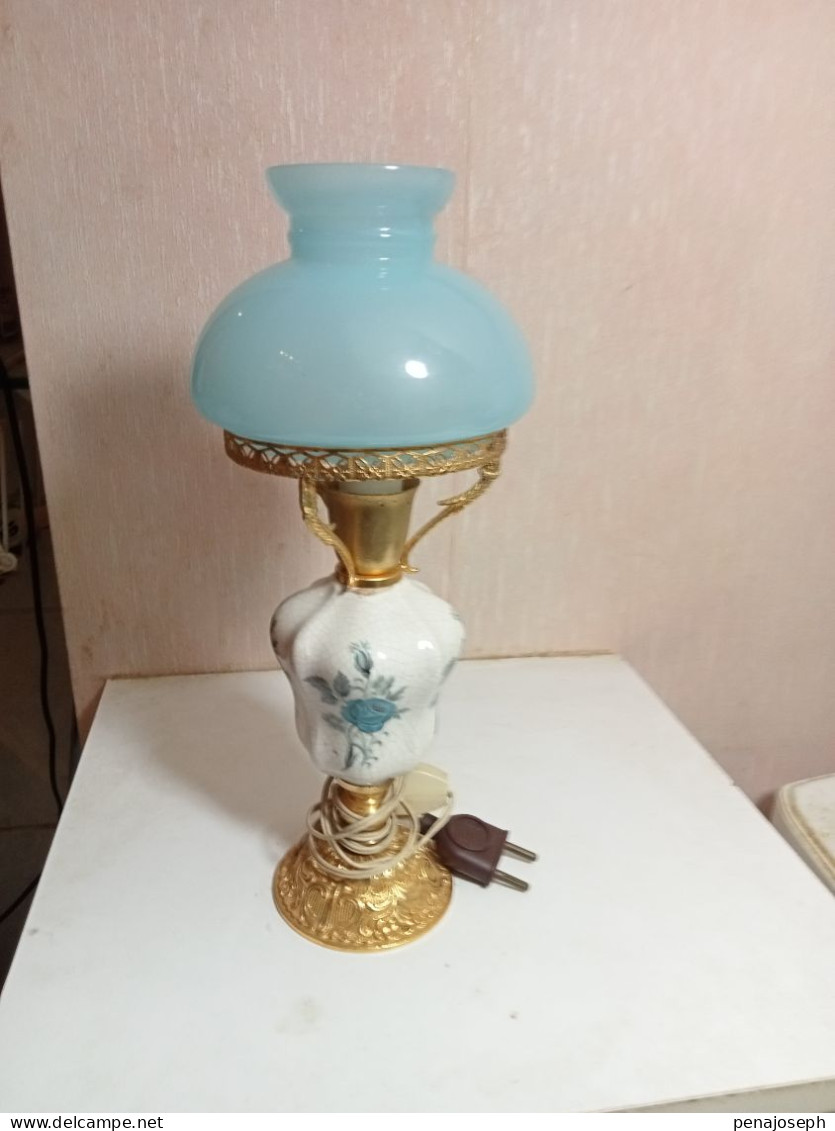 Lampe Ancienne En Porcelaine Opaline Et Bronze Doré Hauteur 30 Cm - Leuchten & Kronleuchter