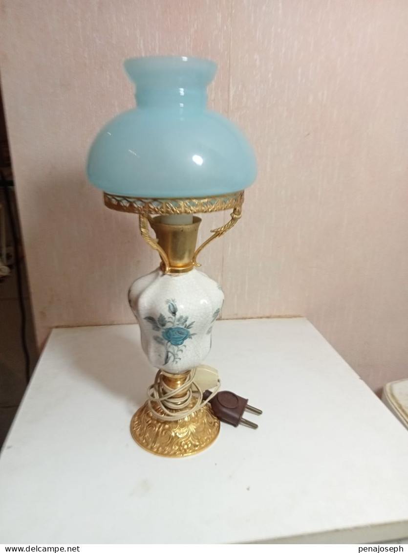 Lampe Ancienne En Porcelaine Opaline Et Bronze Doré Hauteur 30 Cm - Luminarie E Lampadari