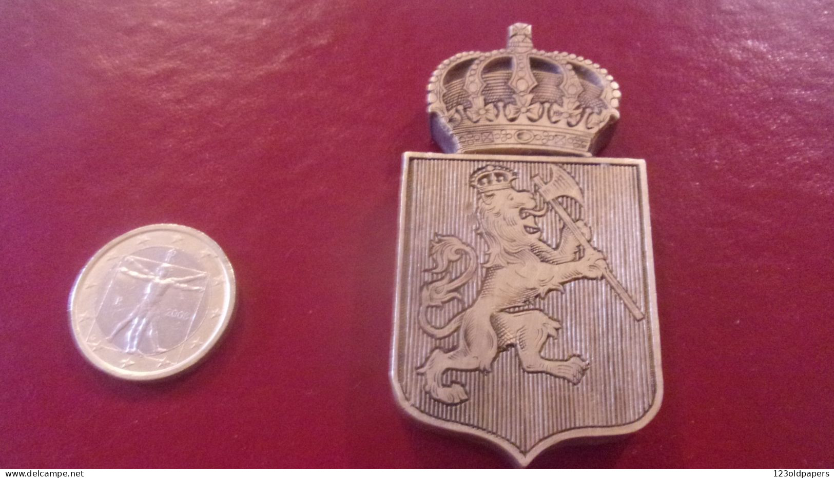 BRONZE 106G FER A DORER MATRICE EX LIBRIS HERALDISME BLASON LION  HACHE COURONNE VANACKER BELGIQUE - Royaux / De Noblesse