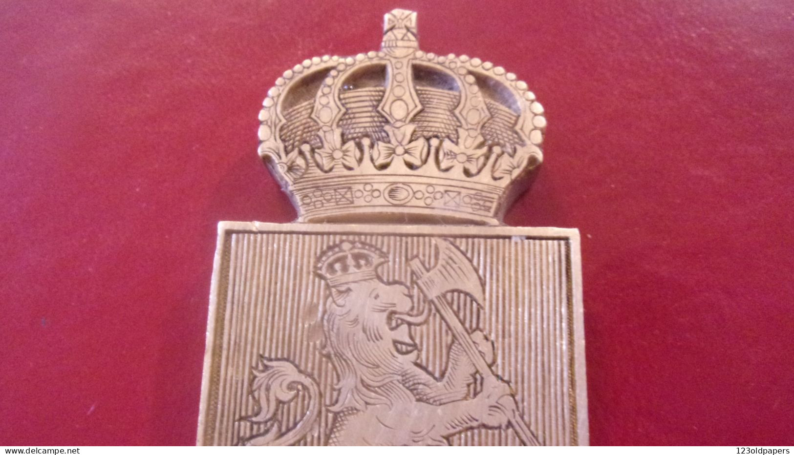 BRONZE 106G FER A DORER MATRICE EX LIBRIS HERALDISME BLASON LION  HACHE COURONNE VANACKER BELGIQUE - Monarquía / Nobleza