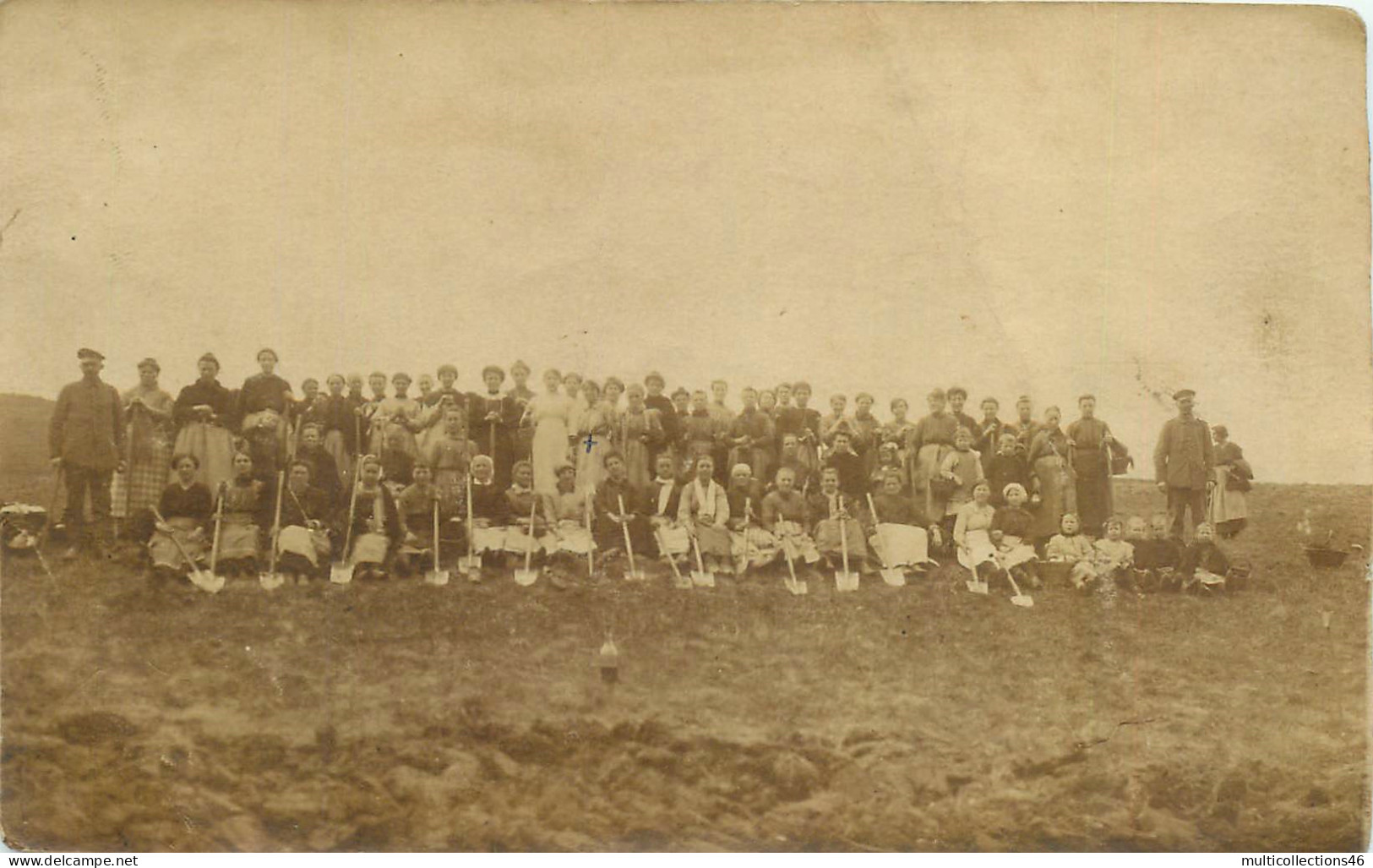 091023 - CARTE PHOTO MILITARIA - WW1 Guerre De 1914 Enterrement Des Corps - Pelle Charnier - War Cemeteries