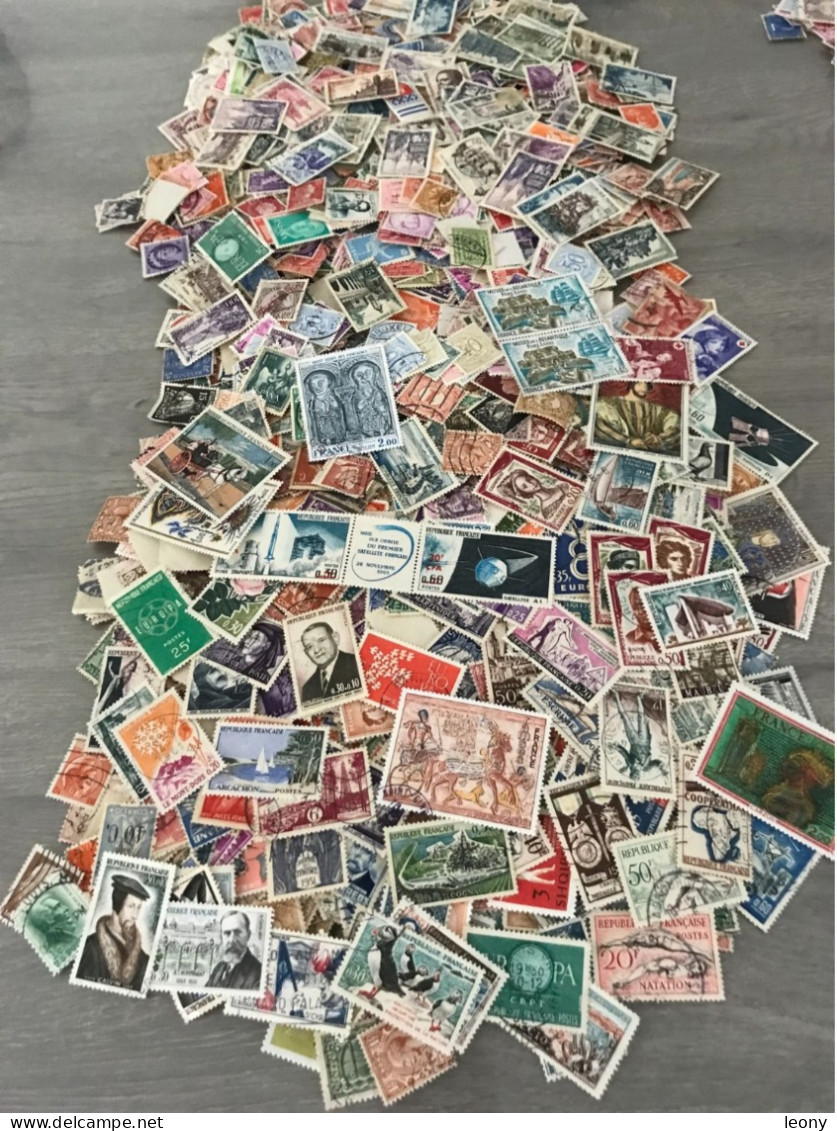 LOT d' environ 9000 TIMBRES  de DIFFERENTS PAYS - OBLITERES