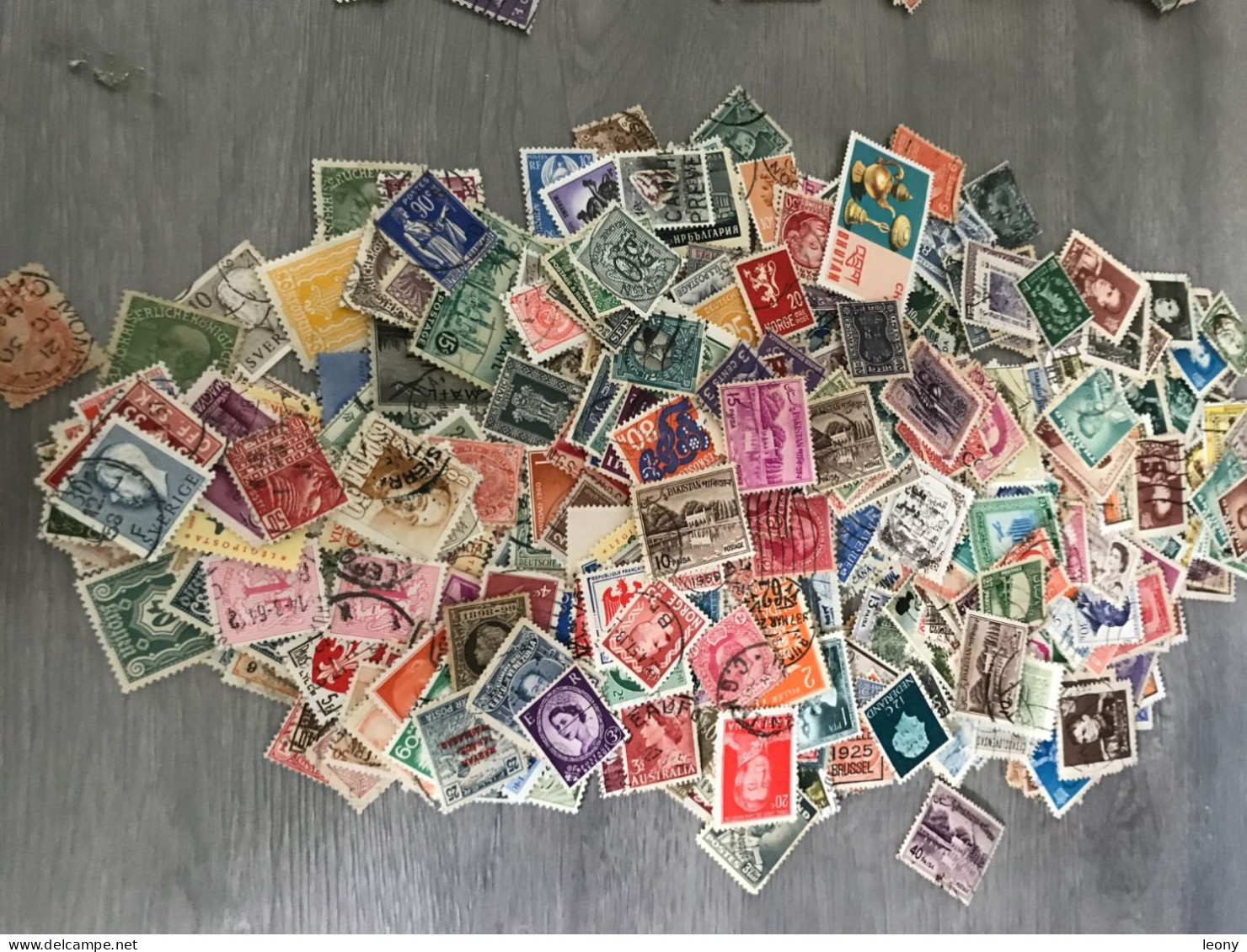 LOT d' environ 9000 TIMBRES  de DIFFERENTS PAYS - OBLITERES