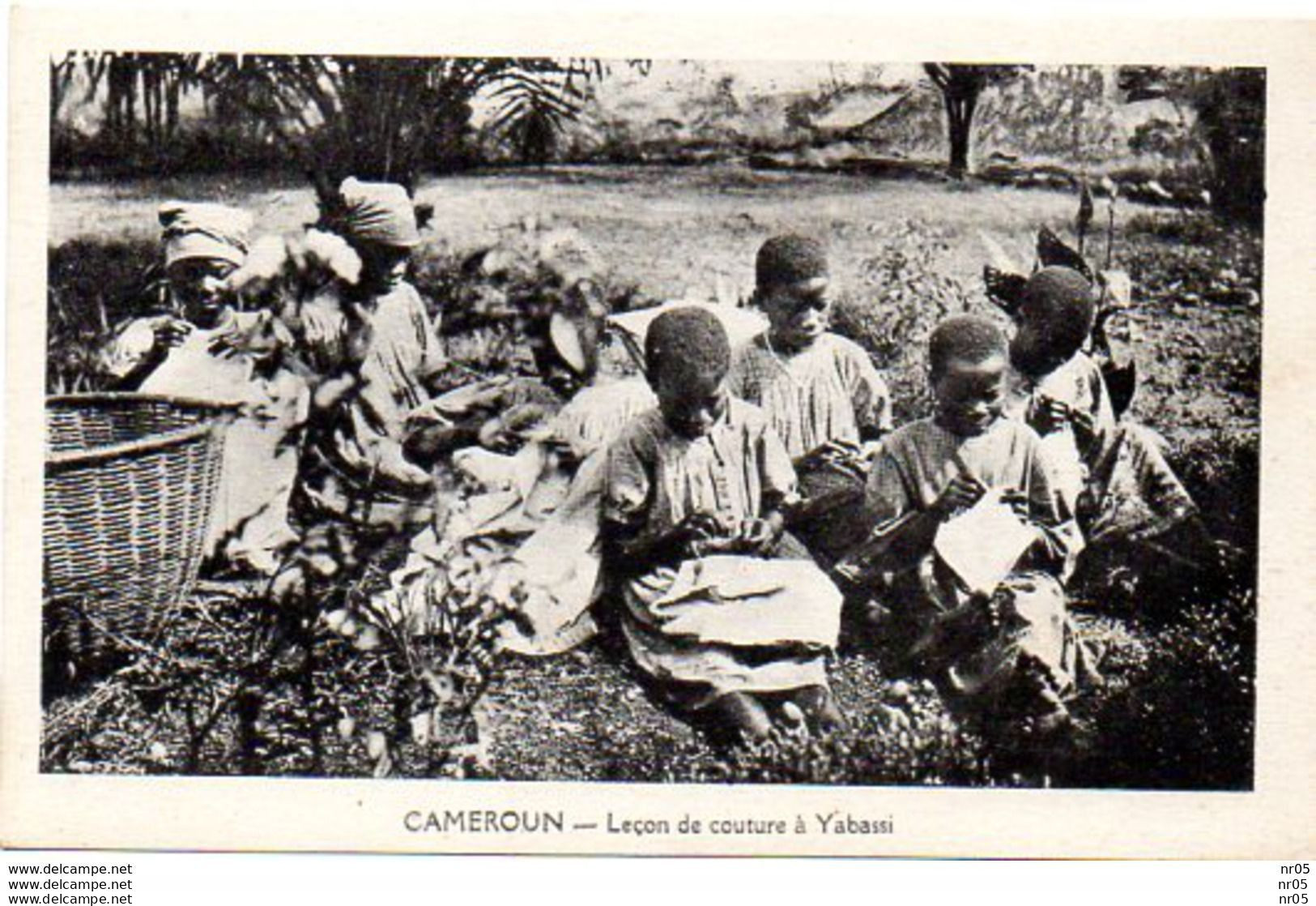 CAMEROUN ( Afrique ) - Leçon De Couture A Yabassi - Cameroun