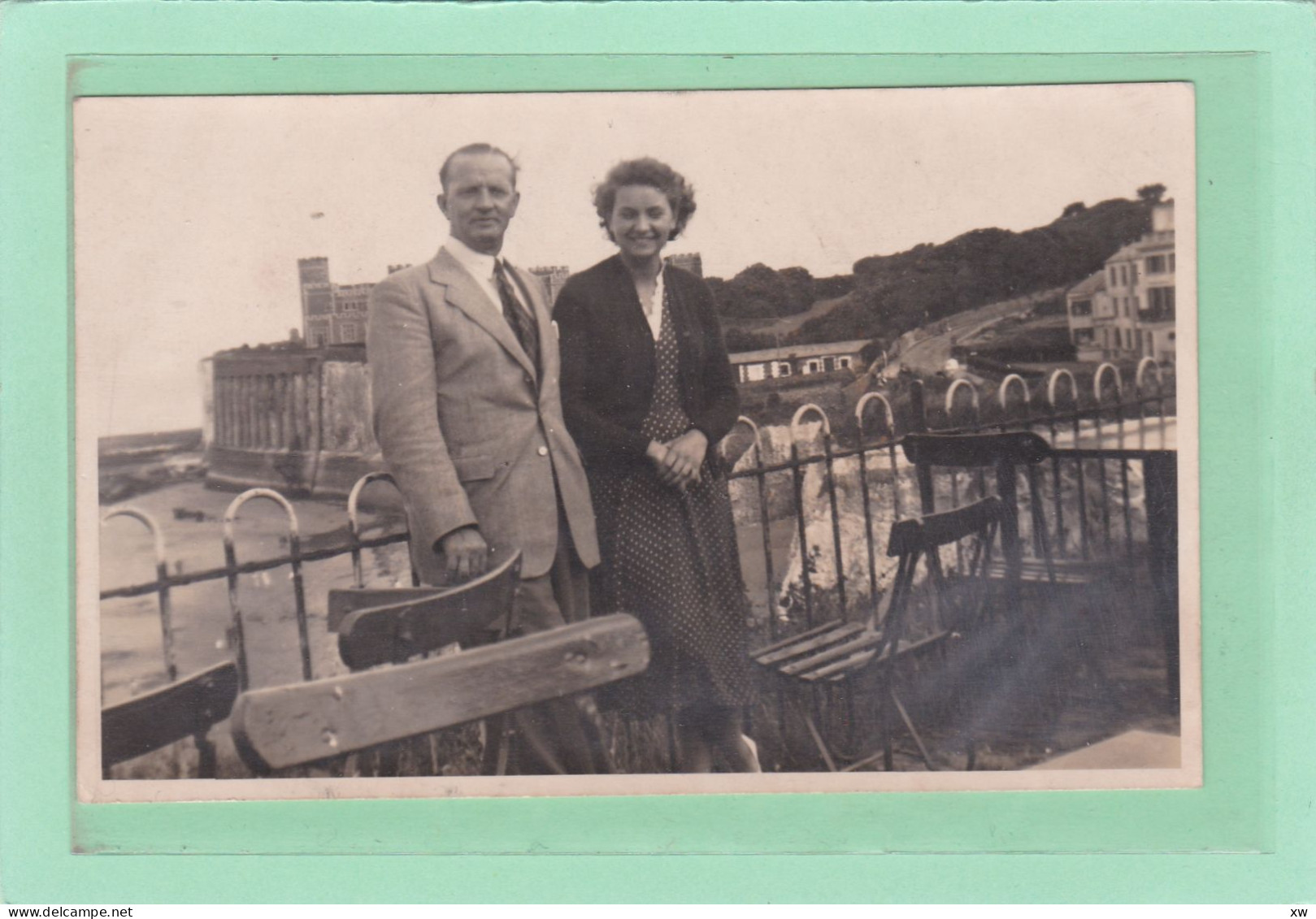 ROYAUME-UNI - ANGLETERRE - KENT - BROADSTAIRS - PHOTOS - KINGSCATE CASTLE 1951 (COUPLE DE TOURISTES) -  A 2758 - Other & Unclassified
