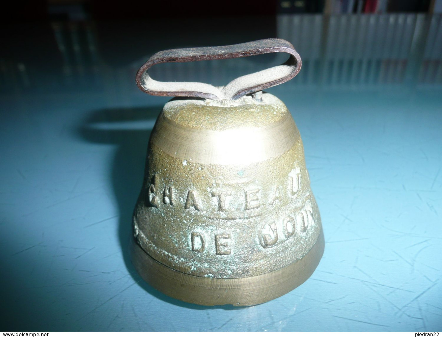 PETITE CLOCHE ANCIENNE EN BRONZE CHATEAU DE JOUX DOUBS - Klokken