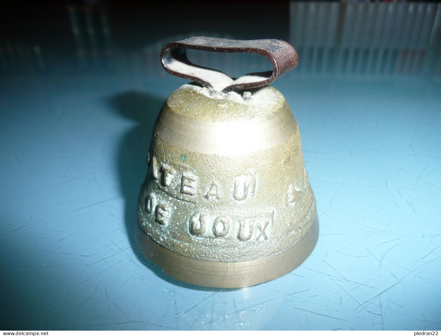 PETITE CLOCHE ANCIENNE EN BRONZE CHATEAU DE JOUX DOUBS - Cloches