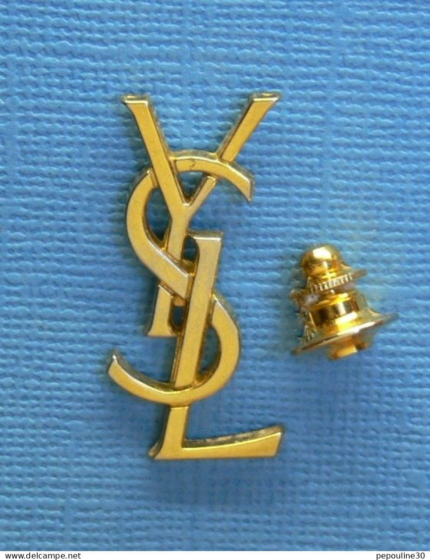 1 PIN'S //  ** " YVES SAINT LAURENT " GRAND COUTURIER XX ᵉᵐᵉ SIÈCLE ** - Parfums