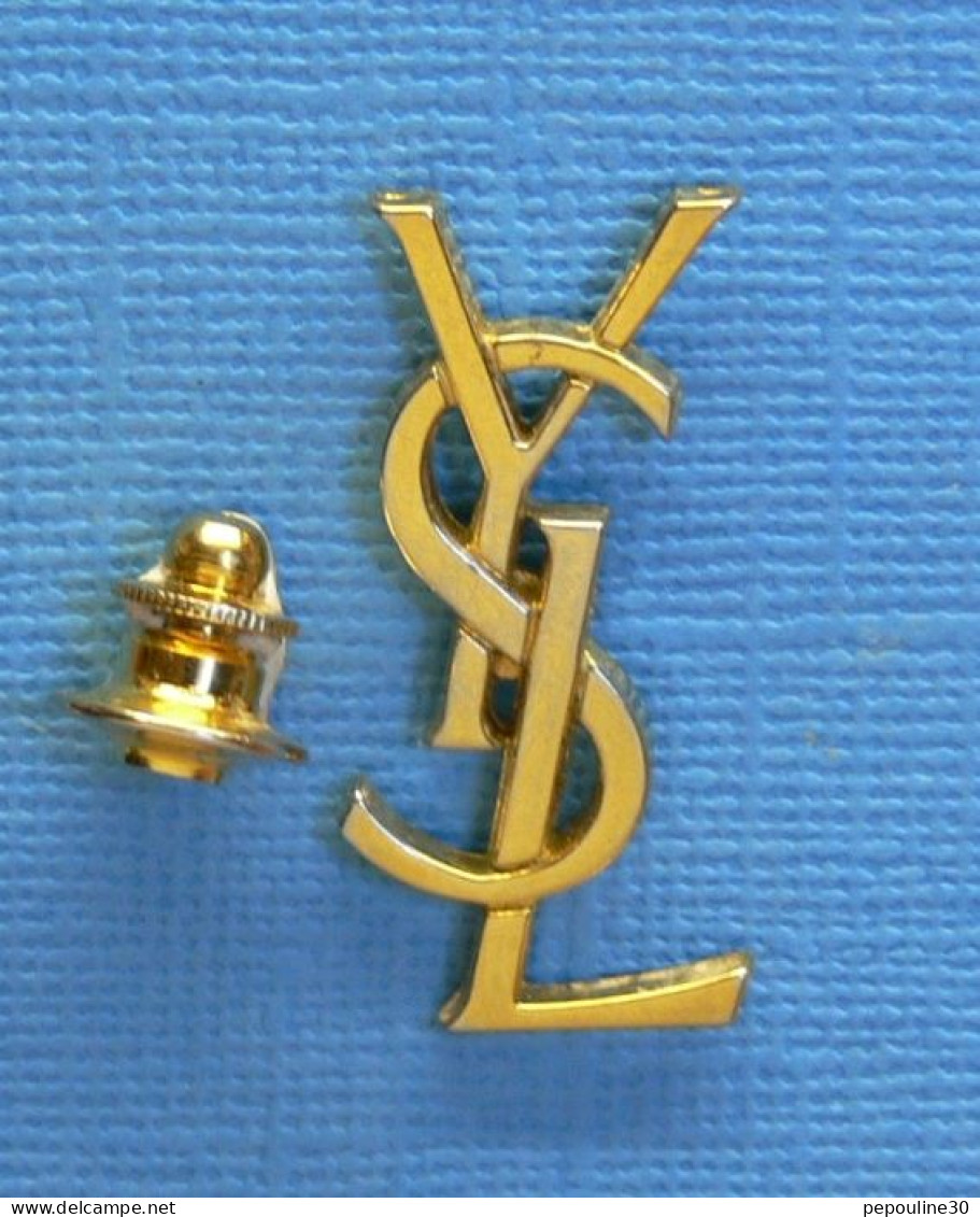 1 PIN'S //  ** " YVES SAINT LAURENT " GRAND COUTURIER XX ᵉᵐᵉ SIÈCLE ** - Perfume