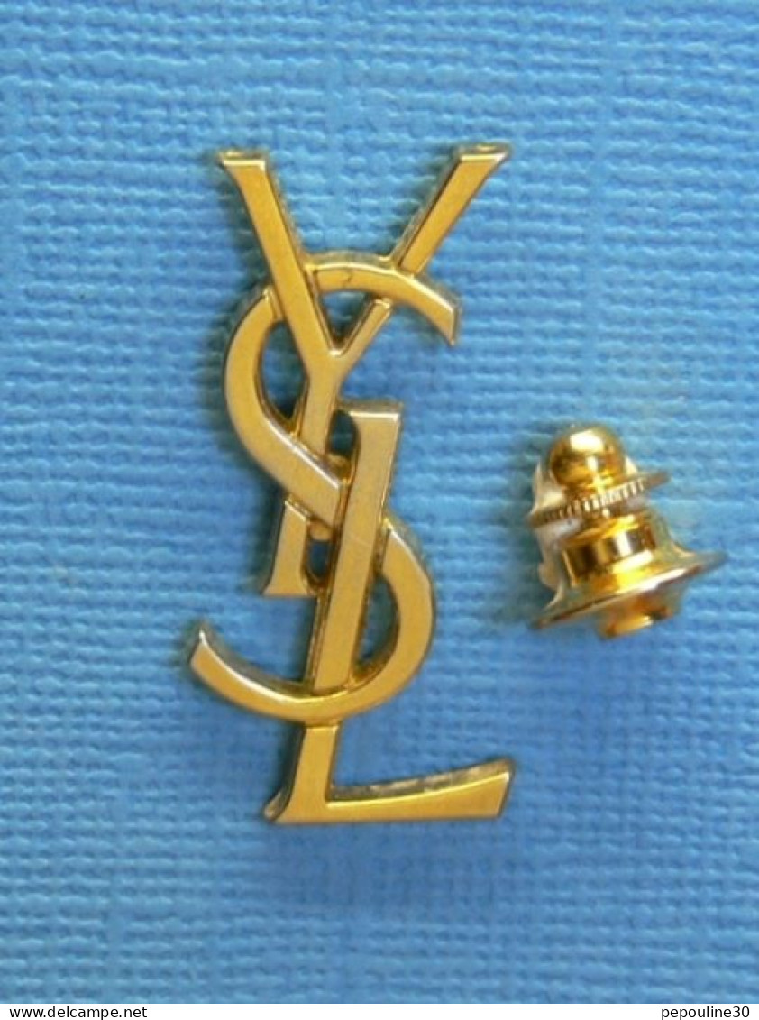 1 PIN'S //  ** " YVES SAINT LAURENT " GRAND COUTURIER XX ᵉᵐᵉ SIÈCLE **