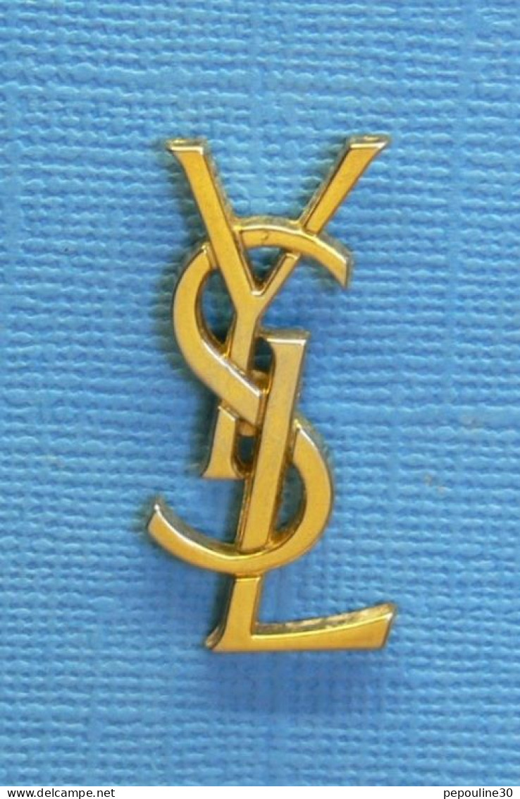 1 PIN'S //  ** " YVES SAINT LAURENT " GRAND COUTURIER XX ᵉᵐᵉ SIÈCLE **