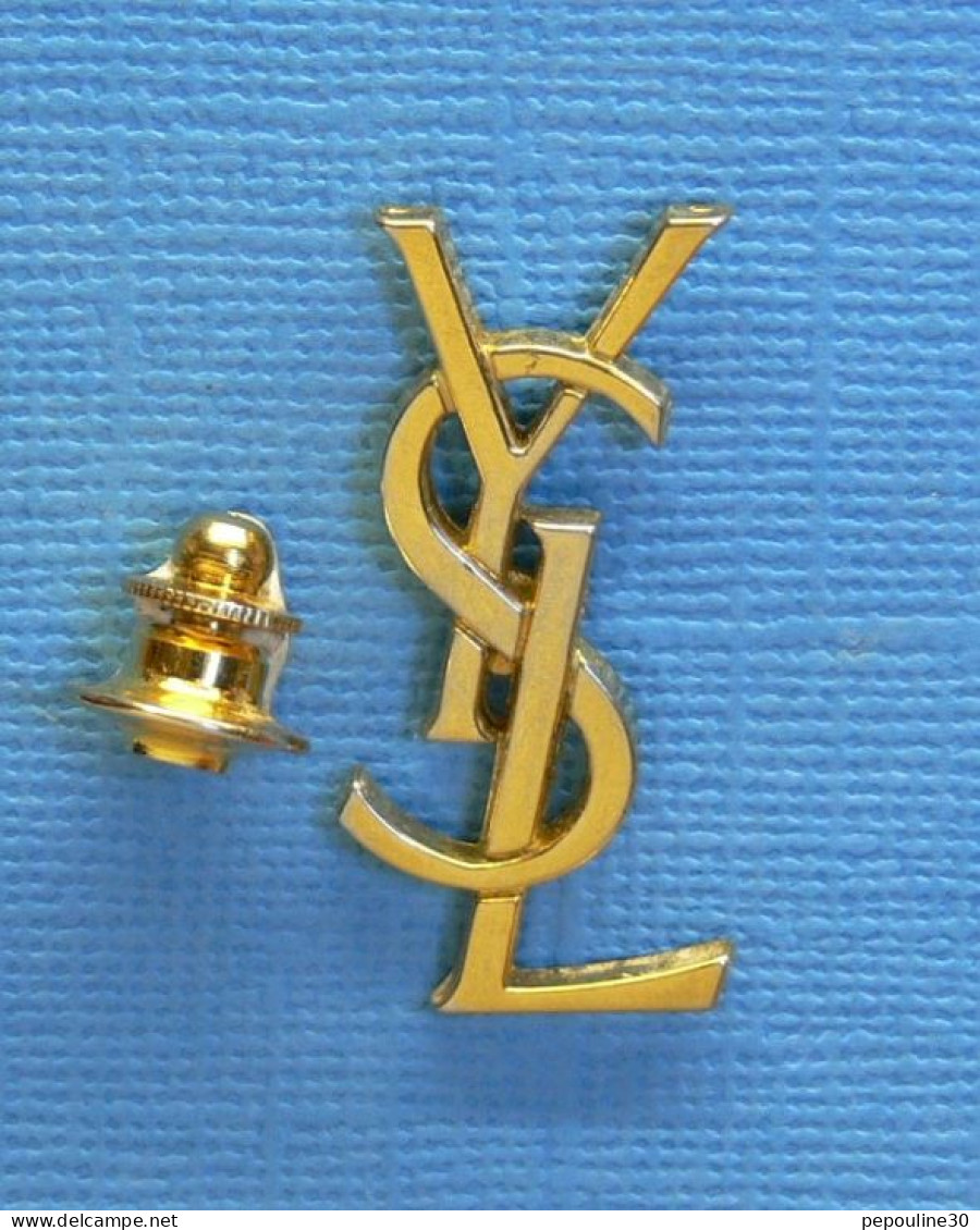 1 PIN'S //  ** " YVES SAINT LAURENT " GRAND COUTURIER XX ᵉᵐᵉ SIÈCLE **