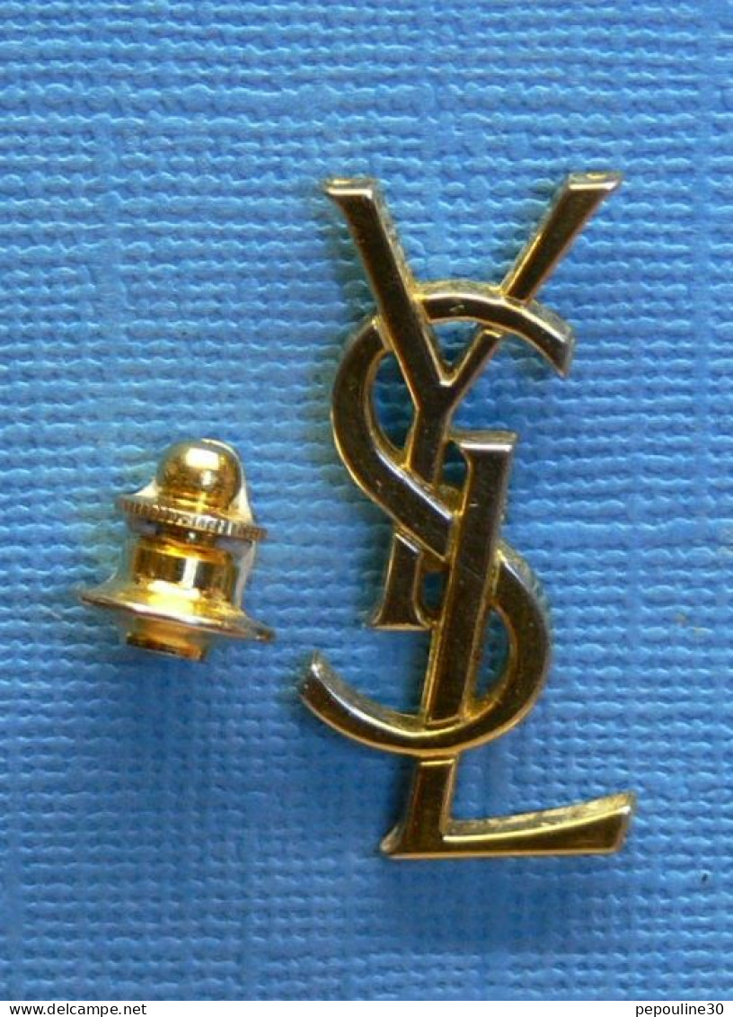 1 PIN'S //  ** " YVES SAINT LAURENT " GRAND COUTURIER XX ᵉᵐᵉ SIÈCLE **