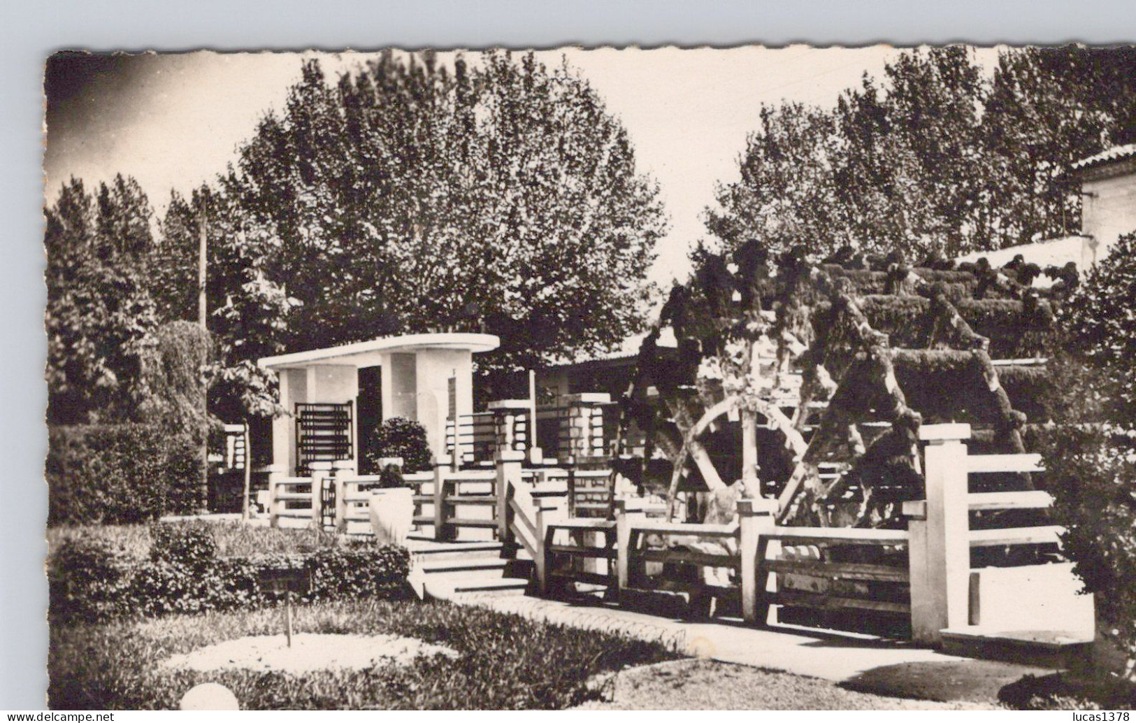 84 / L ISLE SUR SORGUE / JARDIN DE LA CAISSE D EPARGNE/ LA GRANDE ROUE / CPSM 1948 - L'Isle Sur Sorgue