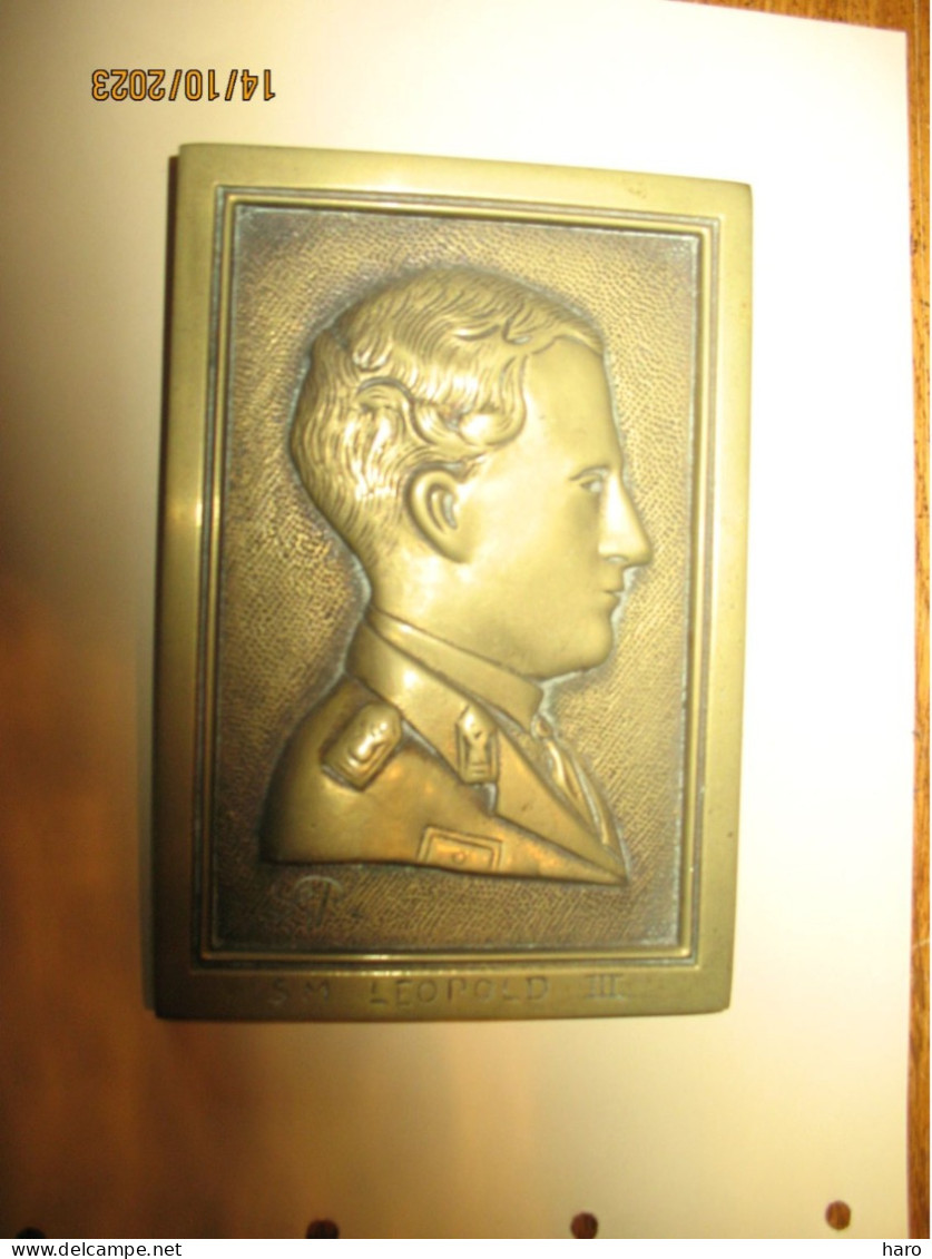 Plaque En Laiton Coulé Avec Pied - Effigie Du Roi Léopold III - Royauté - Poids  +/- 0,5 Kg - Dimensions : +/-11 X 17 Cm - Coppers