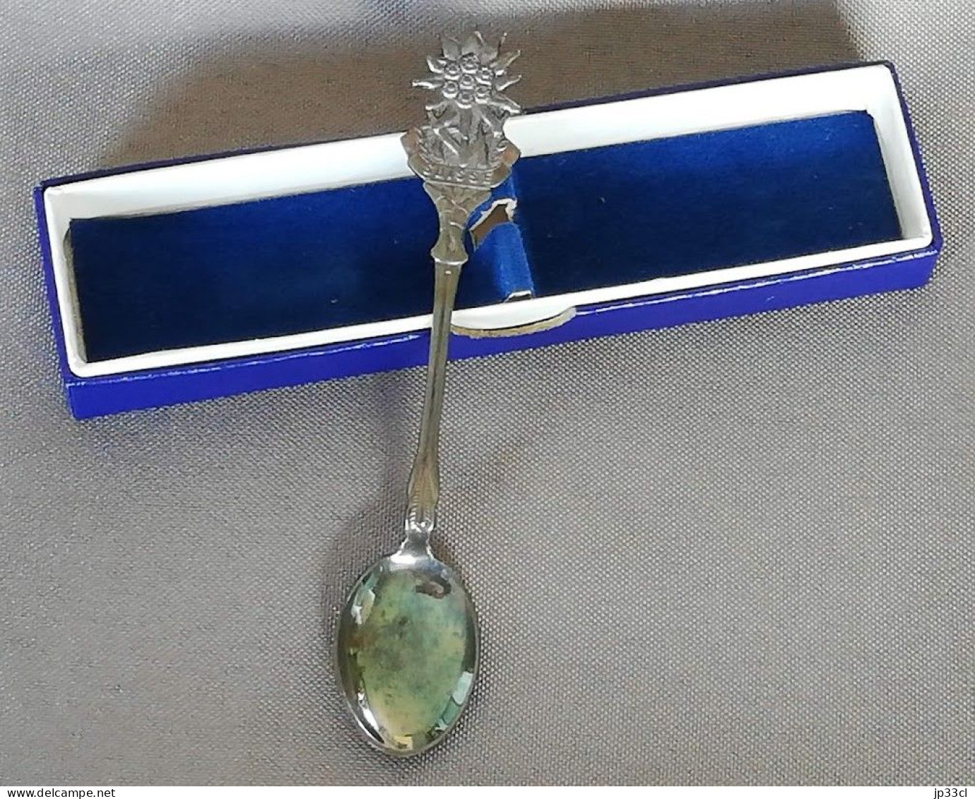 Petite Cuiller De Collection En Argent Surmontée D'un Edelweiss Et Marquée "Suisse" Avec Mention "Versilbert" Au Dos - Cuillers