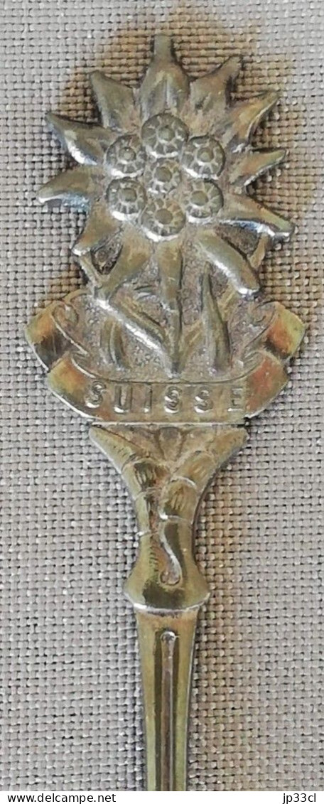 Petite Cuiller De Collection En Argent Surmontée D'un Edelweiss Et Marquée "Suisse" Avec Mention "Versilbert" Au Dos - Lepels