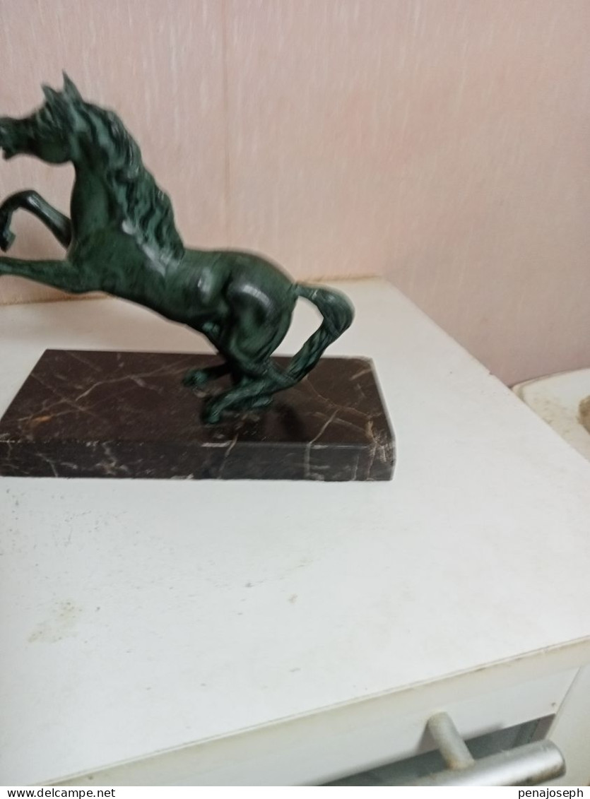 statuette cheval en régule sur support marbre longueur 18 cm