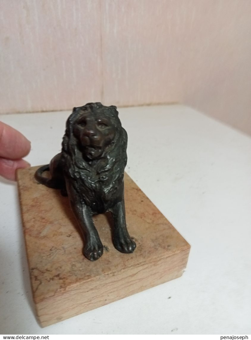 statuette lion en régule sur support marbre longueur 10 cm