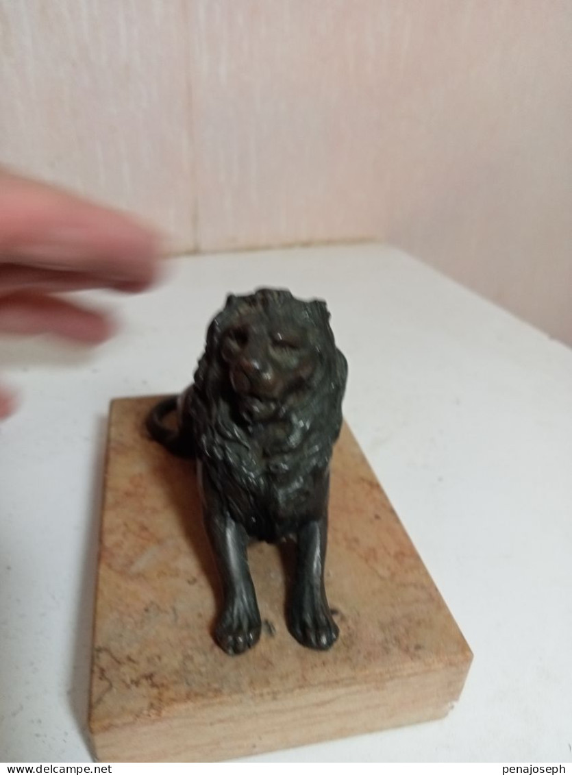 statuette lion en régule sur support marbre longueur 10 cm