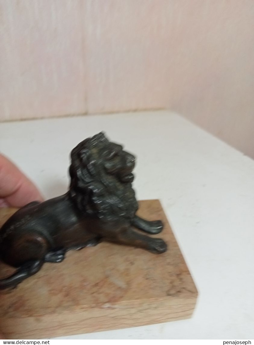 statuette lion en régule sur support marbre longueur 10 cm