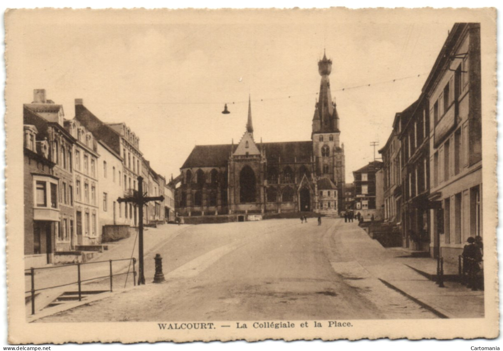 Walcourt - La Collégiale Et La Place - Walcourt