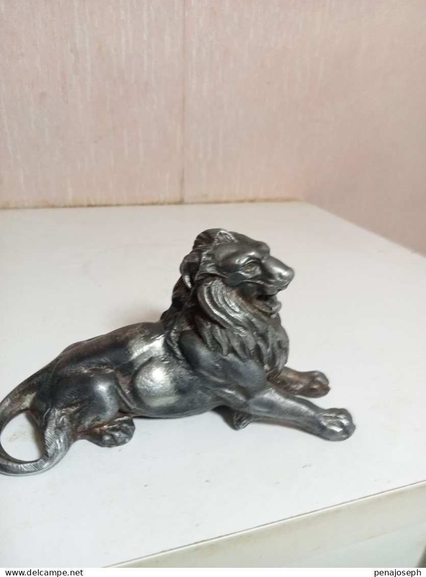 Statuette Lion En Alu XIXème Longueur 11 Cm Hauteur 7 Cm - Arte Africano