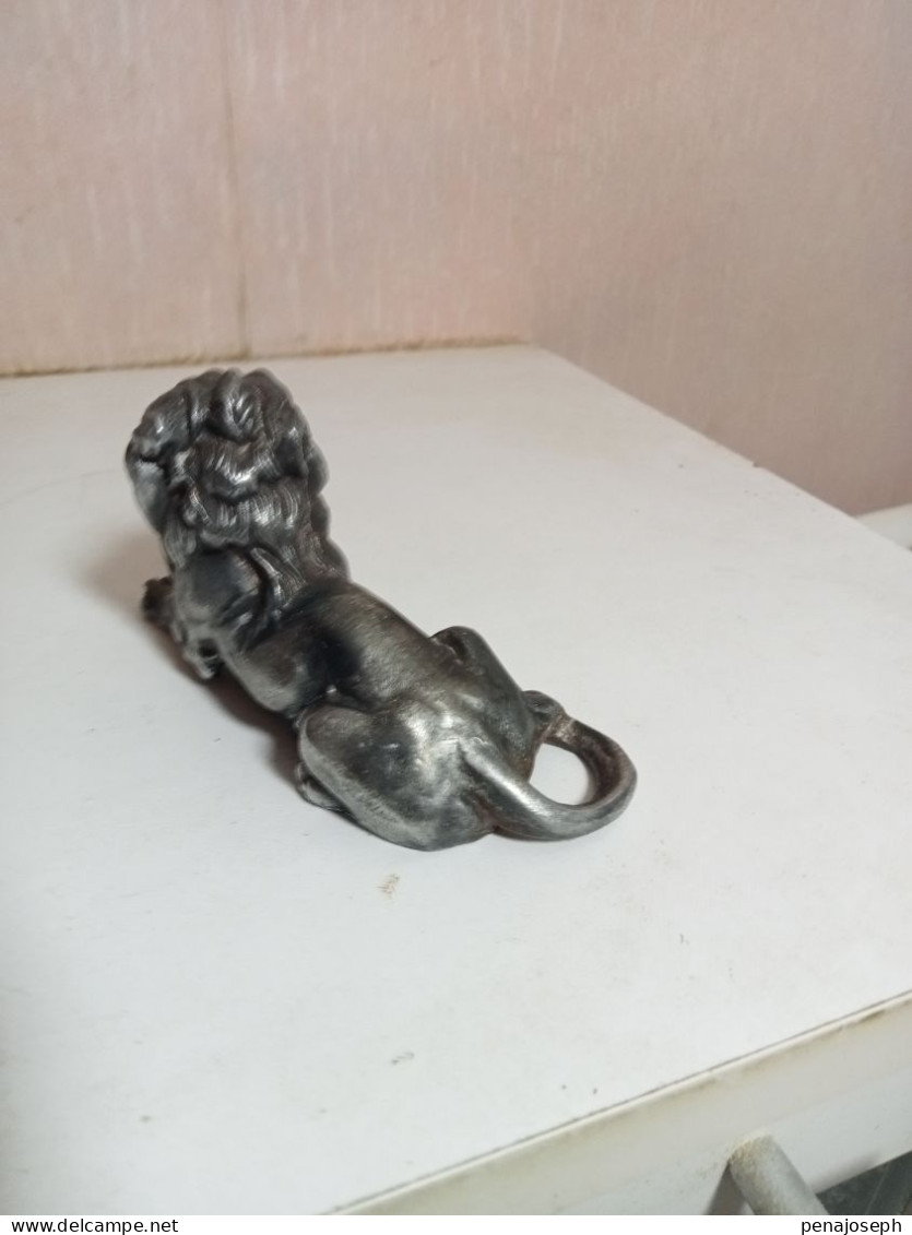 statuette lion en alu XIXème longueur 11 cm Hauteur 7 cm