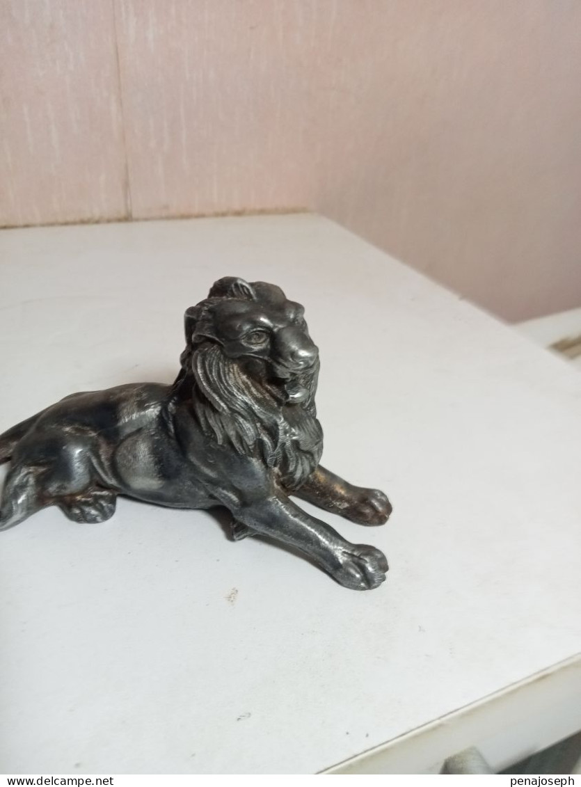 statuette lion en alu XIXème longueur 11 cm Hauteur 7 cm