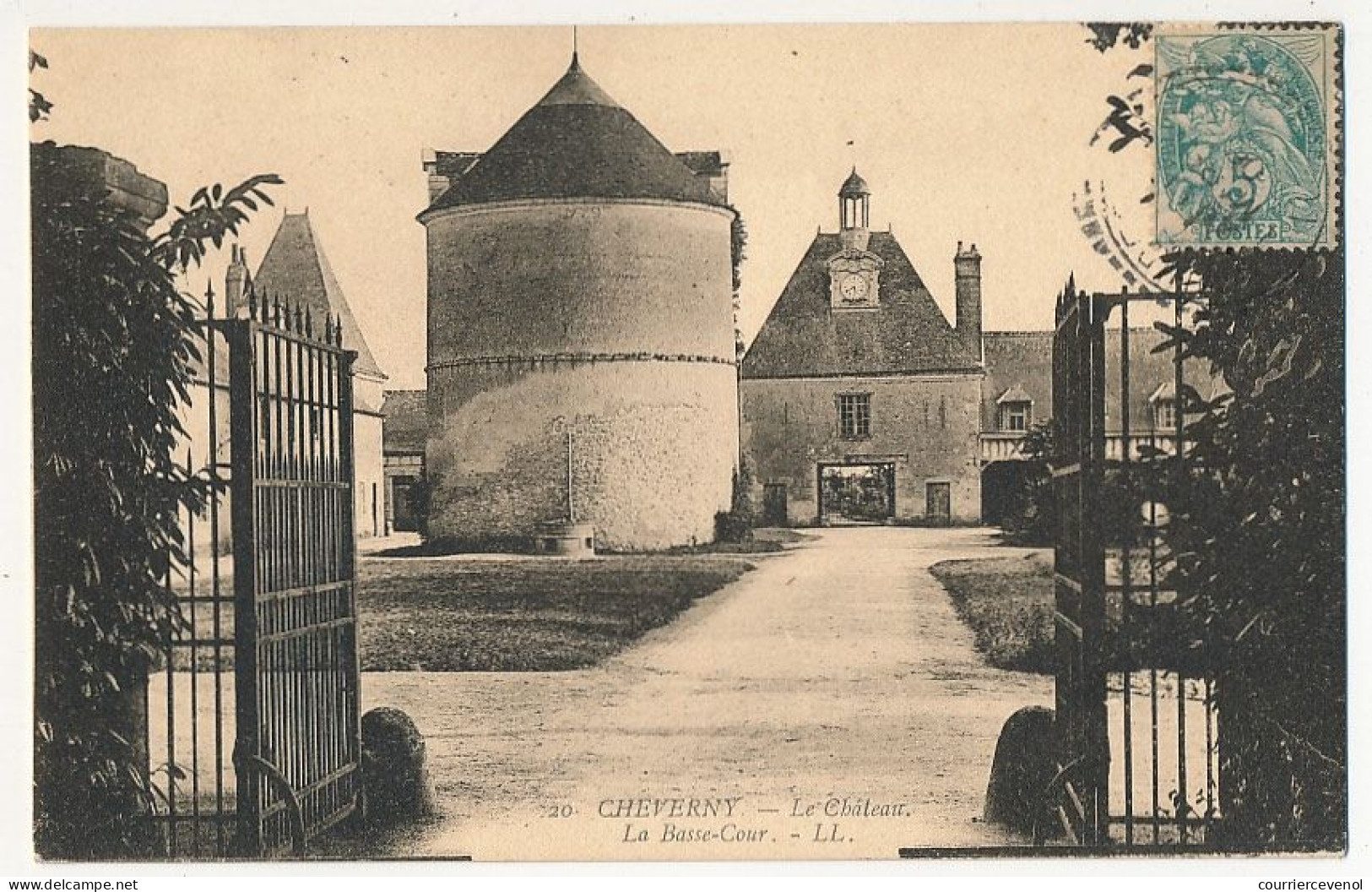 CPA - CHEVERNY (Loir Et Cher) - Le Château - La Basse-Cour - Cheverny