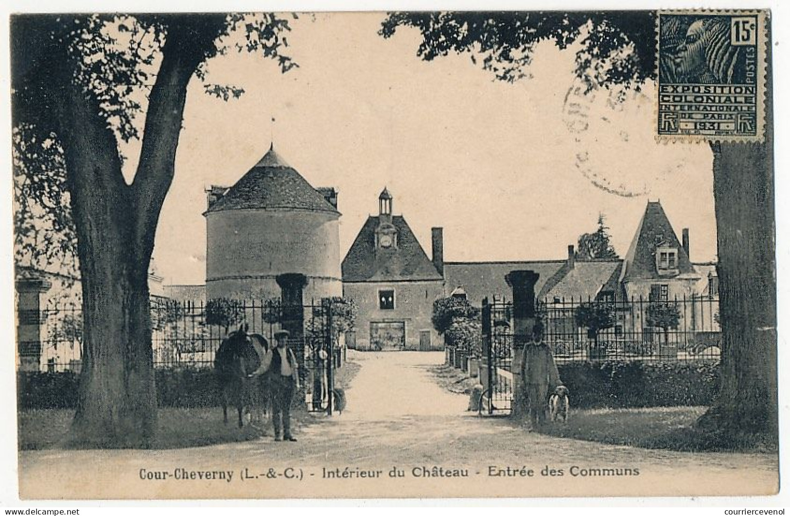 CPA - COUR-CHEVERNY (Loir Et Cher) - Intérieur Du Château - Entrée Des Communs - Cheverny