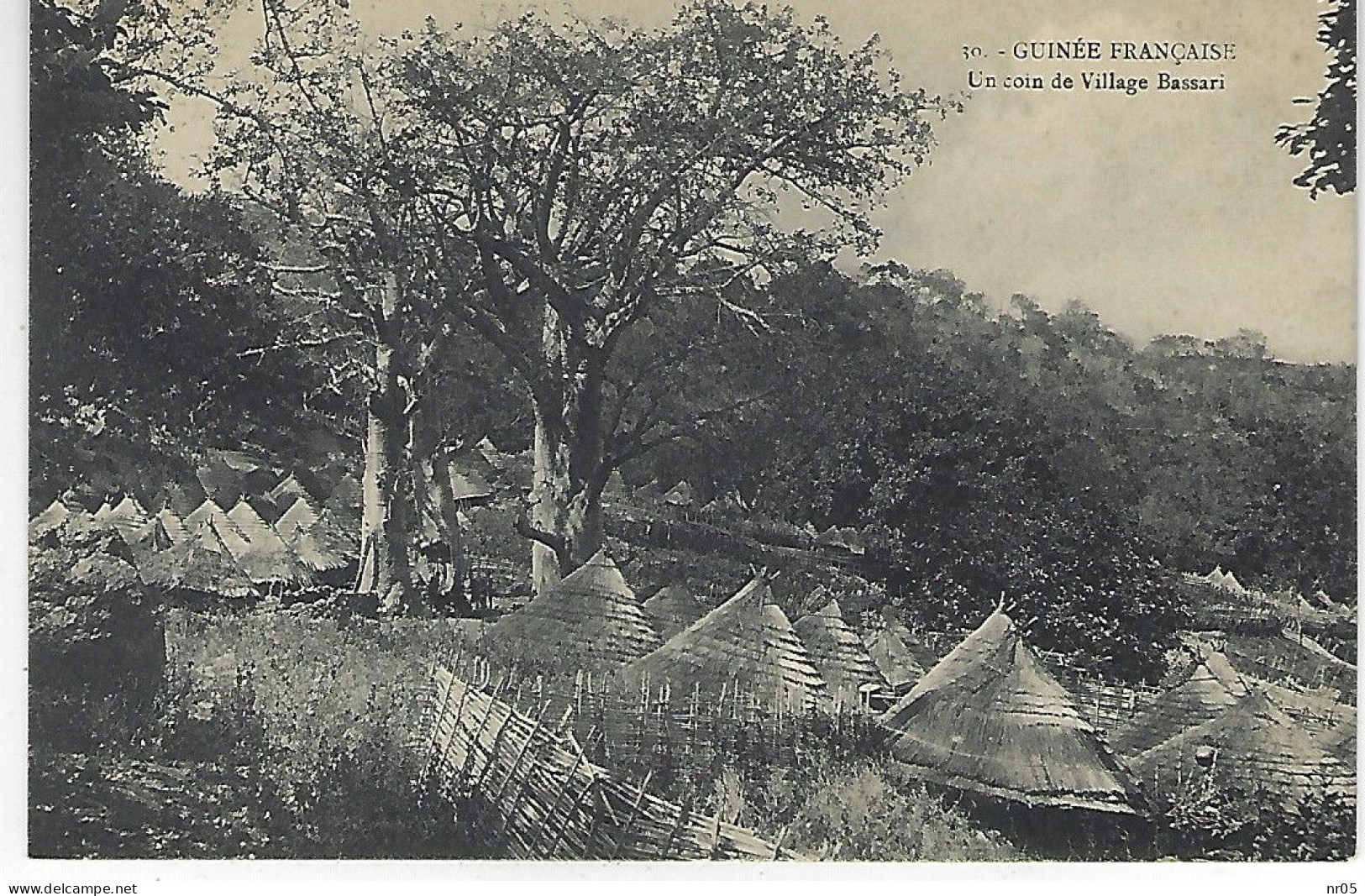 GUINEE FRANCAISE ( Afrique Occidentale - Ex Colonie Francaise ) - Un Coin De Village Bassari - Guinée Française