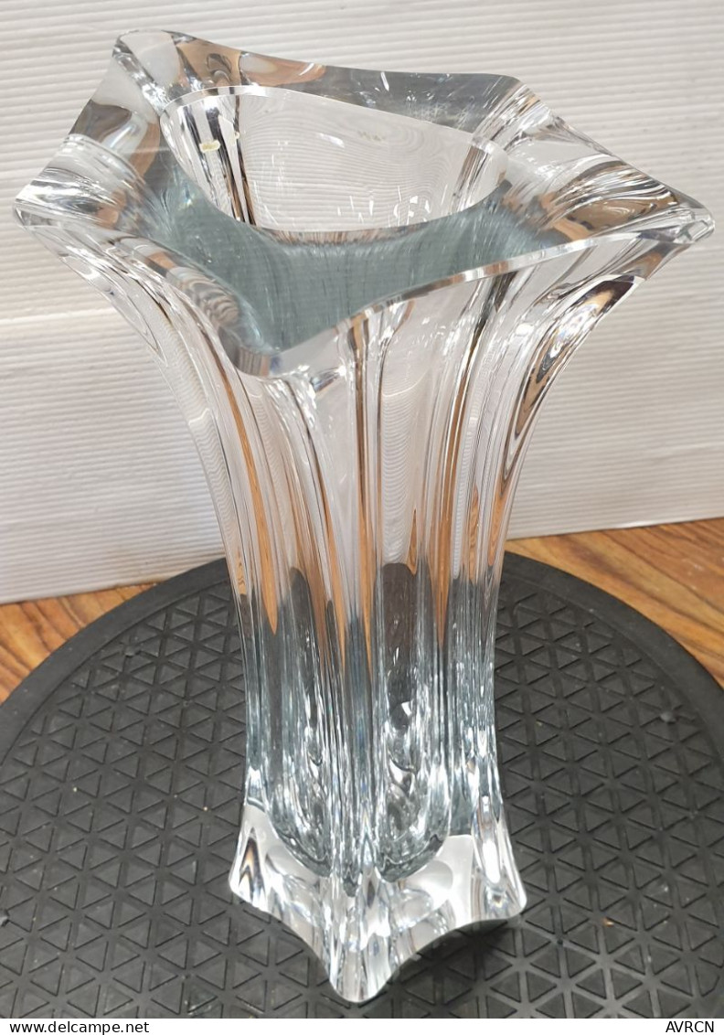 Grand Vase Cristal "Tulipe à côtes asymétriques" signé BAYEL CRISTAL. (1975).