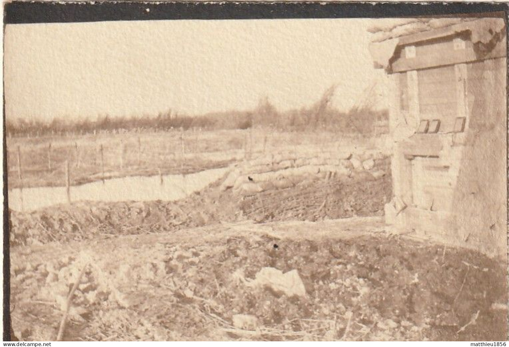 Photo 1914 OUDEKAPELLE (Diksmuide) - Une Vue Devant L'abri De L'aumonier Priem (A252, Ww1, Wk 1) - Diksmuide