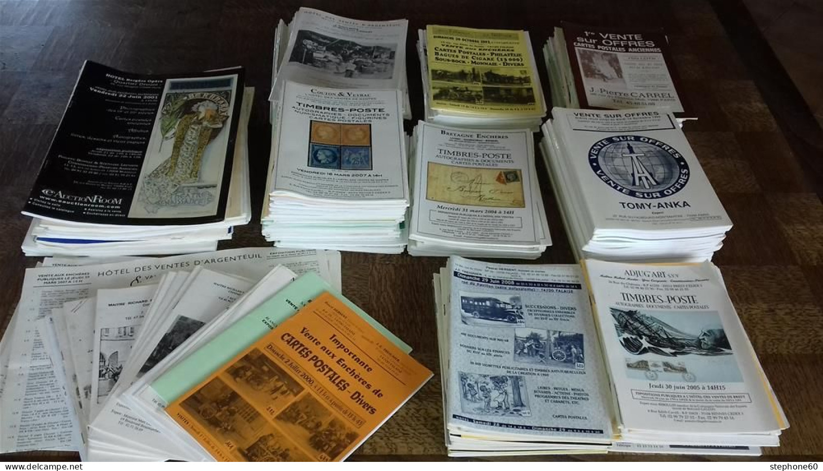 998 - (525) Lot + De 150 Catalogue De Salle Des Ventes Cartes Postales Et Timbres - Books & Catalogs