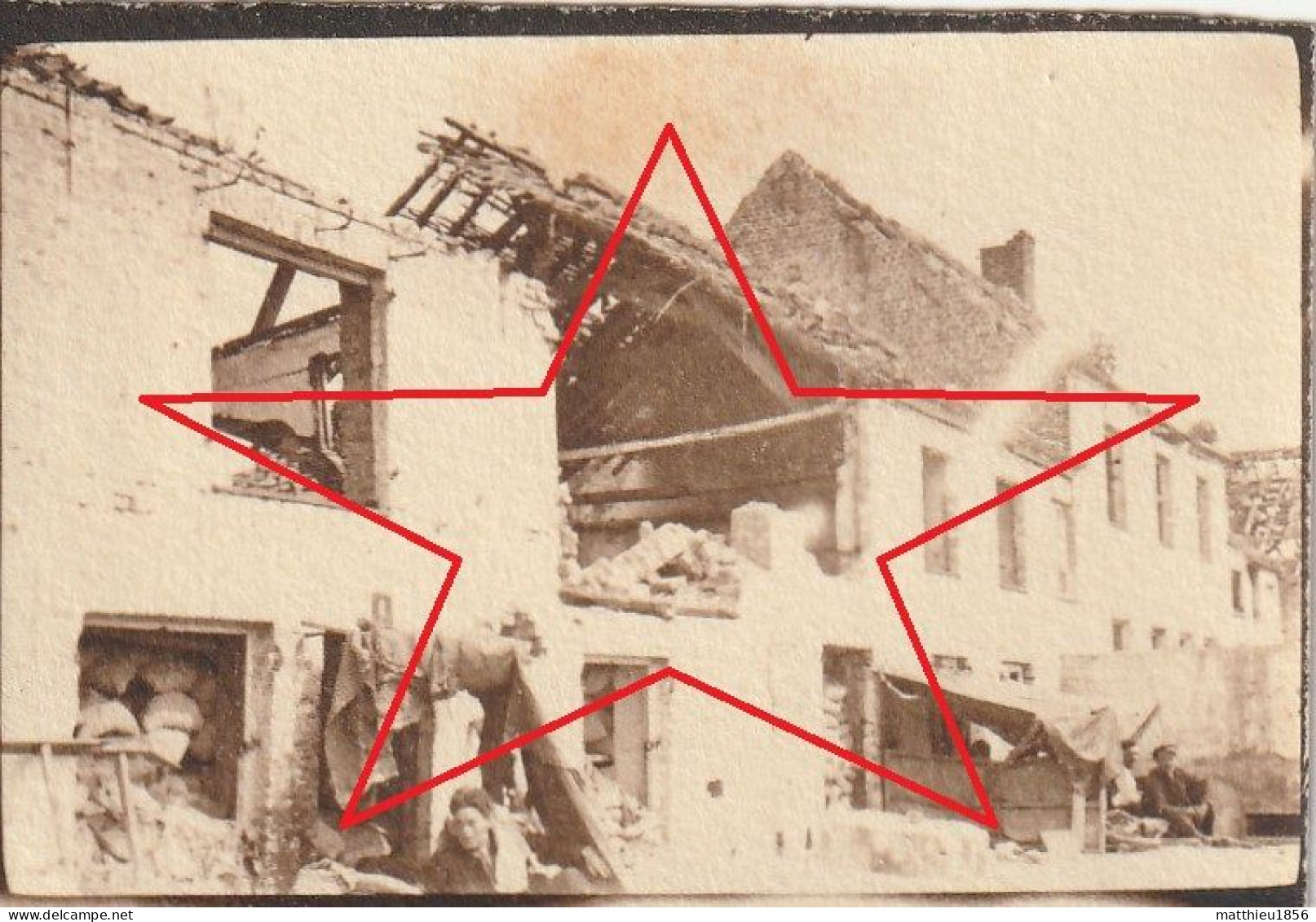 Photo 1916 OOSTKERKE (Diksmuide) - Soldats à L'abri Dans Les Ruines (A252, Ww1, Wk 1) - Diksmuide