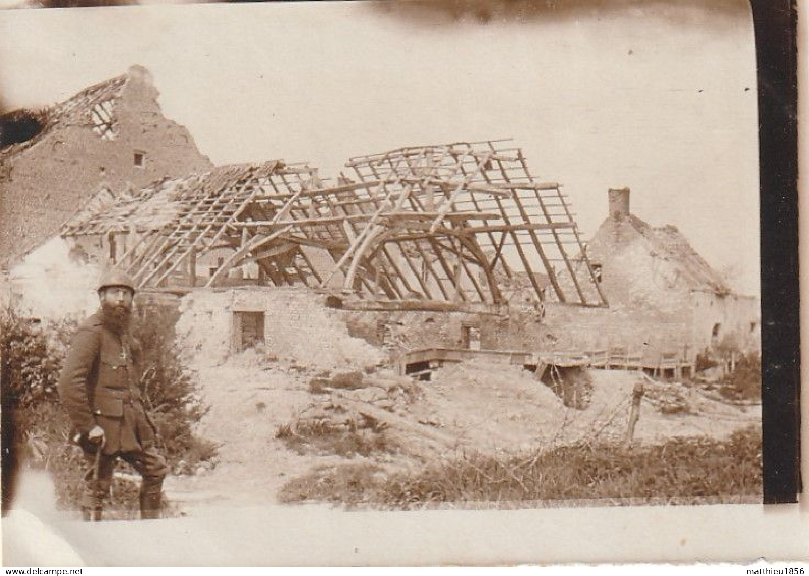 Photo 1916 OOSTKERKE (Diksmuide) - Un Aumônier Militaire Dans Les Ruines (A252, Ww1, Wk 1) - Diksmuide