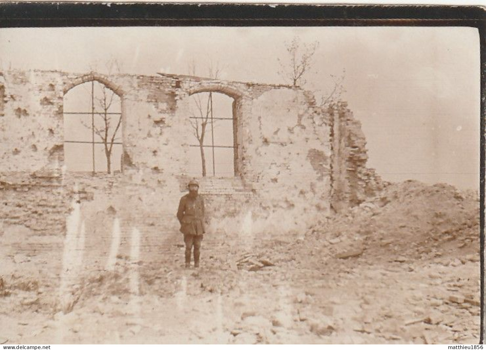 Photo 1916 NIEUCAPELLE (Nieuwkapelle, Diksmuide) - Un Aumônier Militaire Devant Les Ruines De L'église (A252, Ww1, Wk 1) - Diksmuide